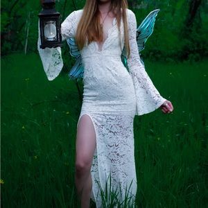 L’atiste By Amy Ivory Lace Bell Sleeve Maxi Dress. Sz XS White Bell Sleeve Dress